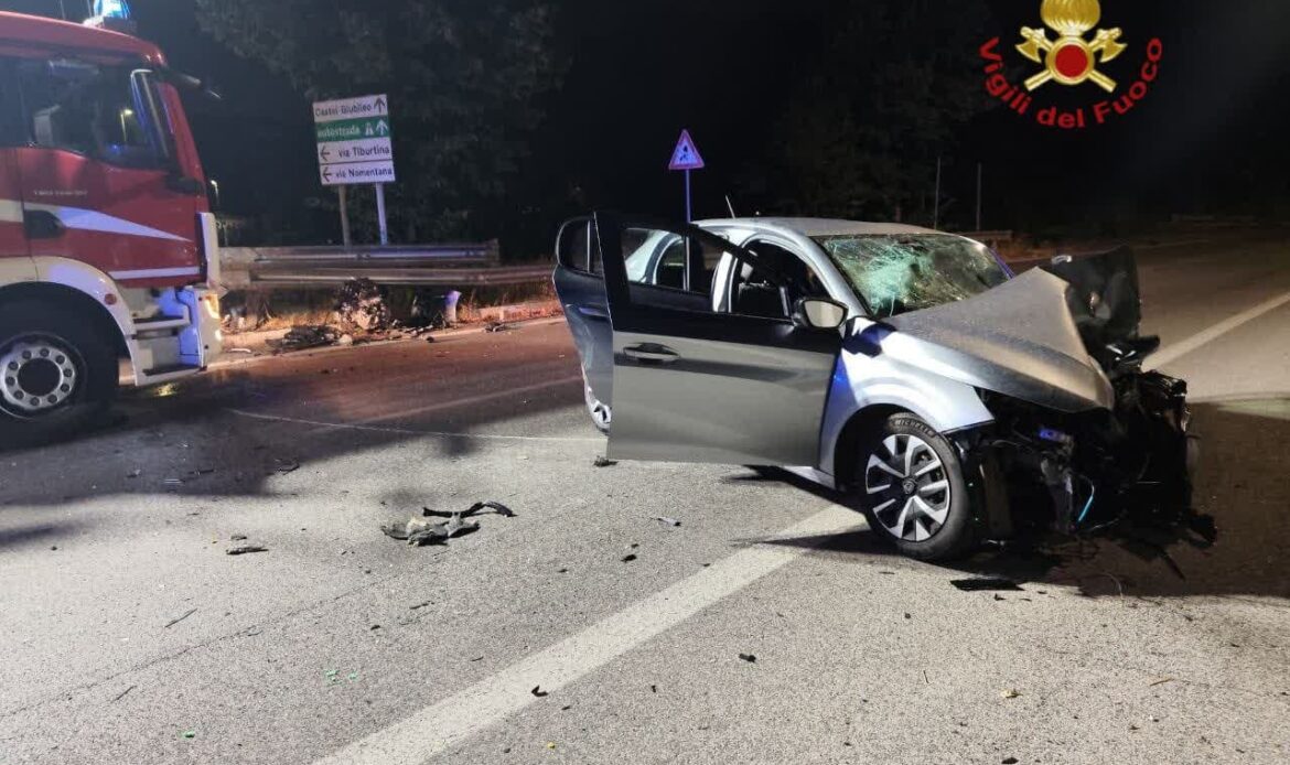 ROMA EST - L'auto si schianta contro il guardrail: giovane grave in ospedale