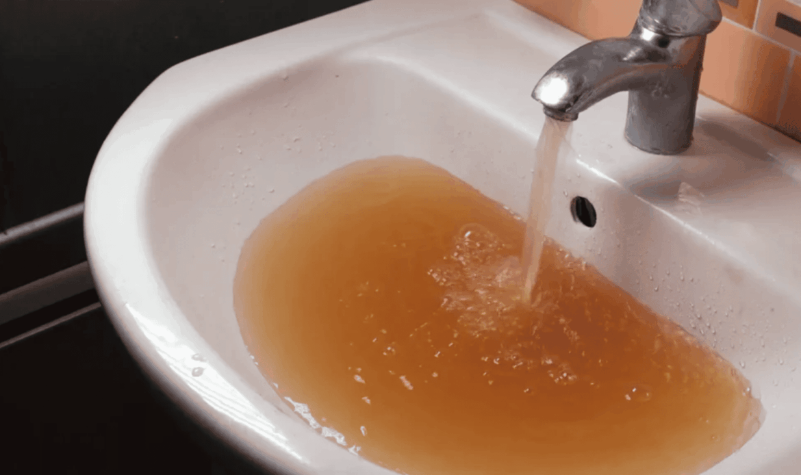 CAPENA - Acqua sporca dai rubinetti di casa
