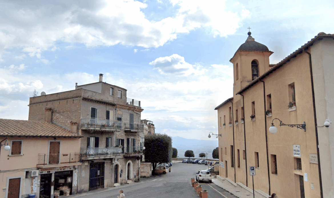 SANT’ANGELO ROMANO - Isola pedonale al Belvedere nei fine settimana estivi