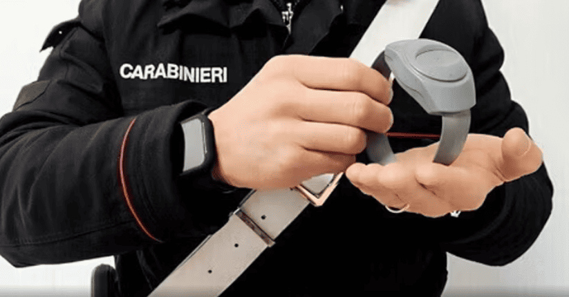 MARCELLINA - Mix di alcol e farmaci: si strappa il braccialetto ed evade dai domiciliari