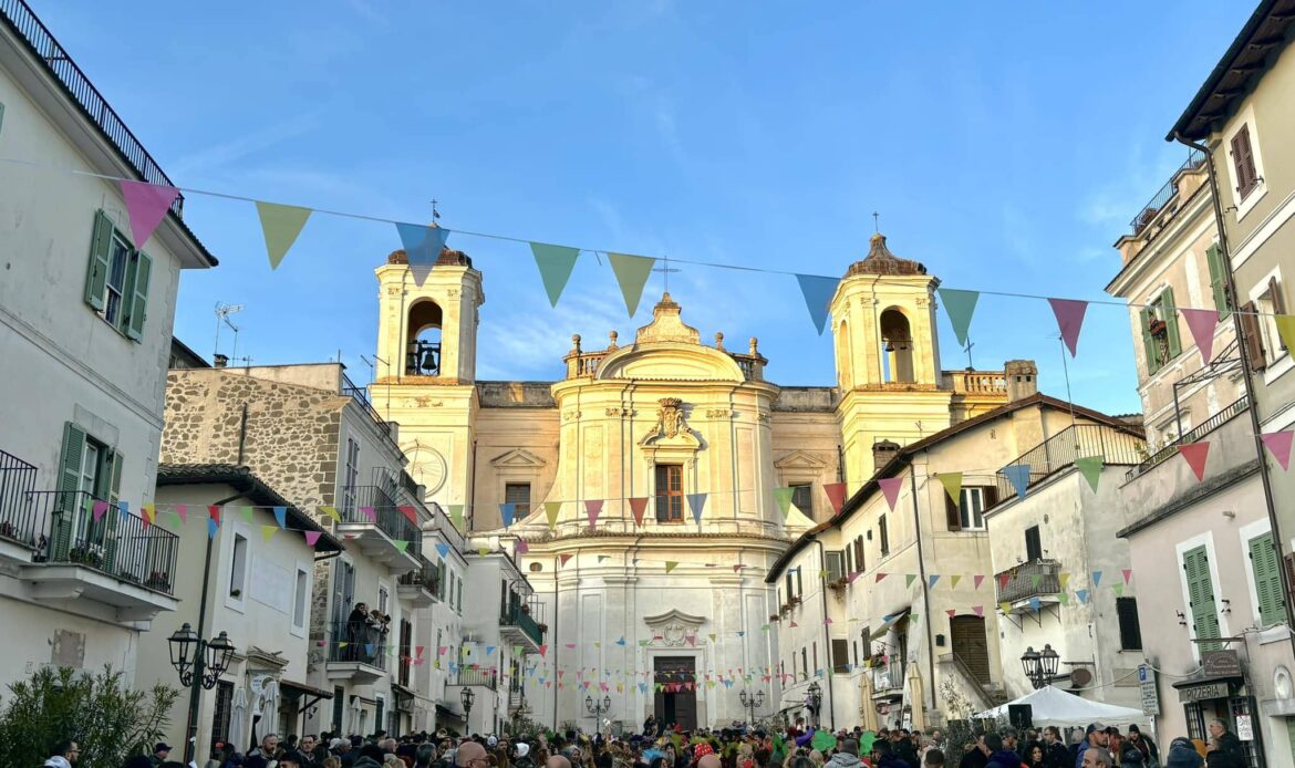 VICOVARO – La Notte Bianca finisce a botte in piazza tra italiani 40enni