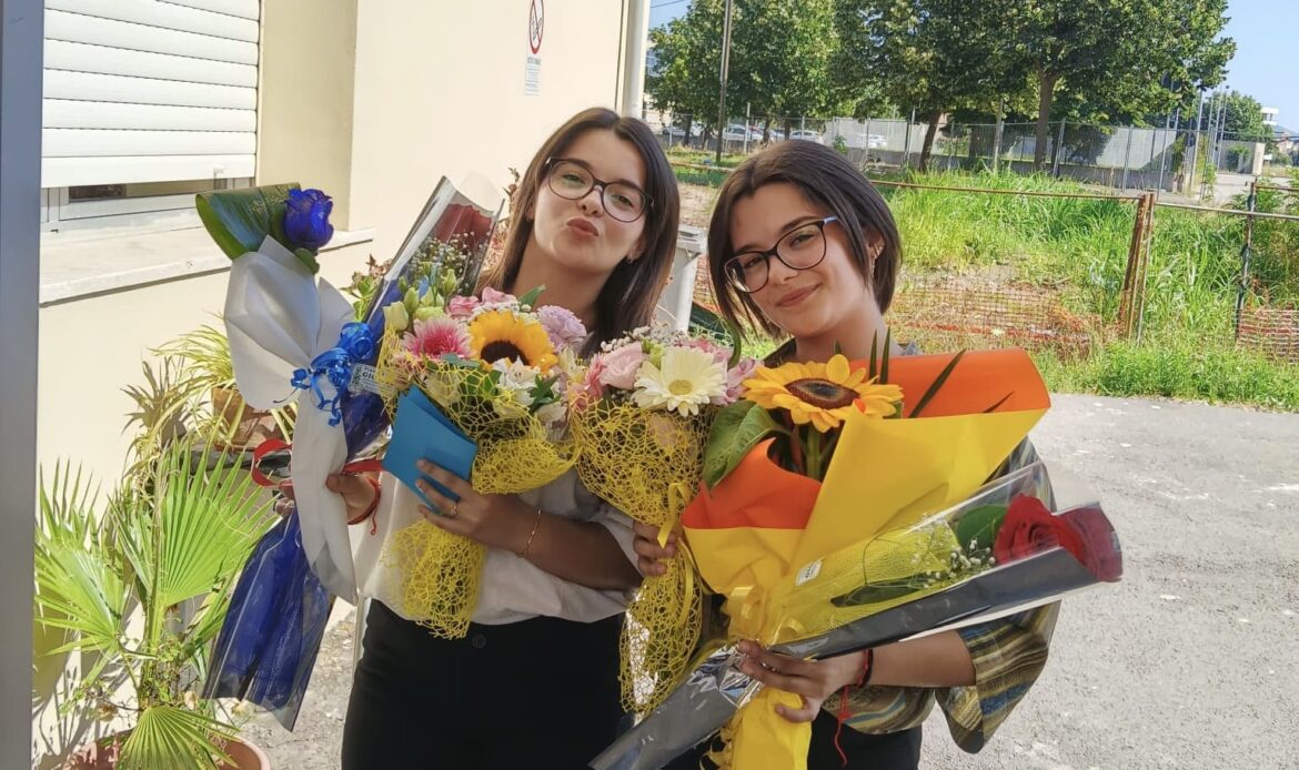 GUIDONIA - Gemelle e compagne di classe: Maturità da 100 per Asia e Ginevra Carvelli