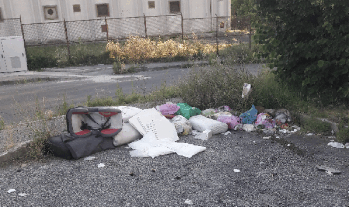 FONTE NUOVA - Discarica a cielo aperto nel parcheggio pubblico