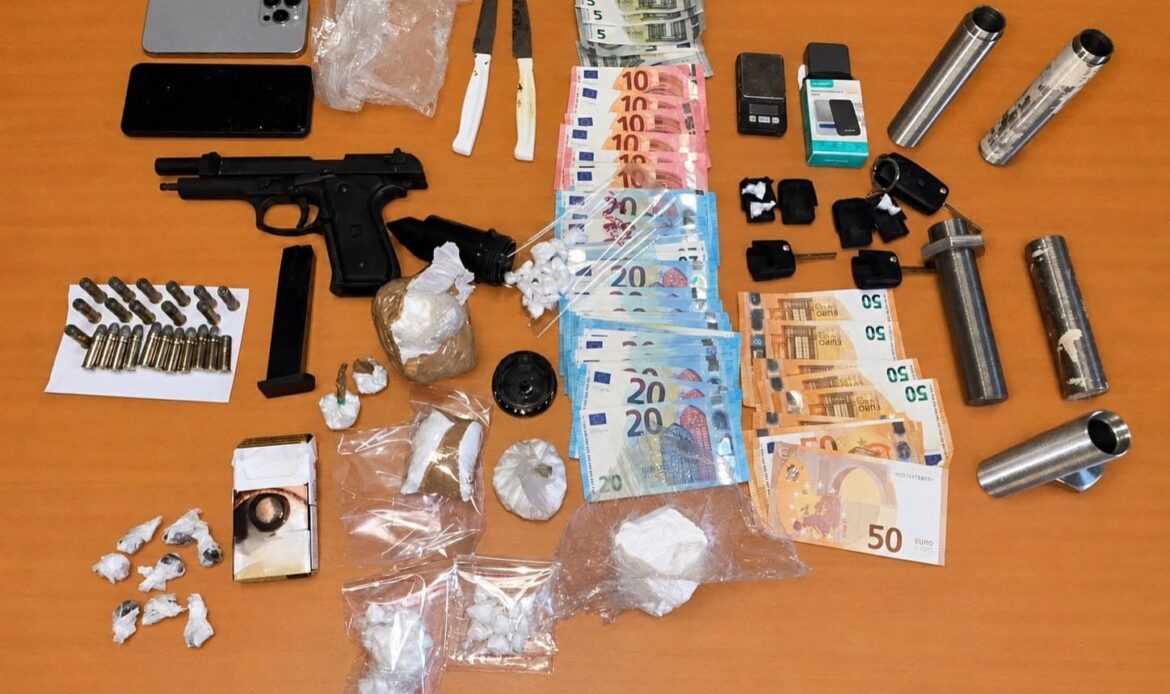 ROMA EST - Nel lavatoio condominiale tre etti di cocaina e una pistola giocattolo