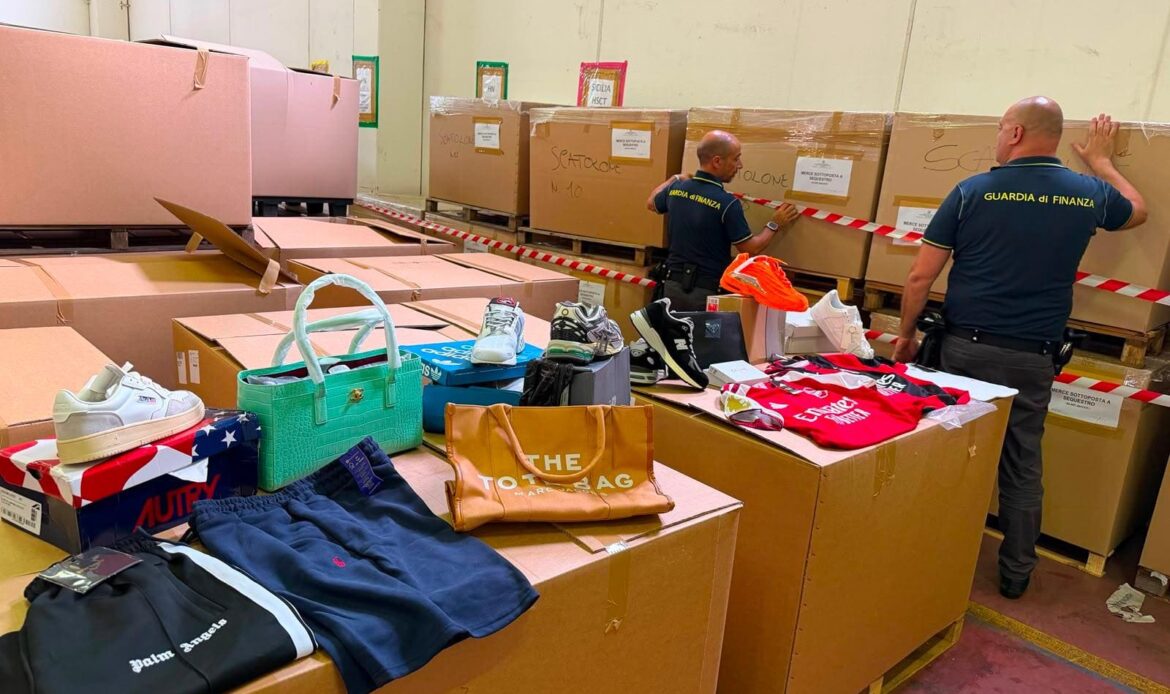 FIANO ROMANO - Blitz nella centrale del falso: sequestrati 37 mila capi e accessori contraffatti
