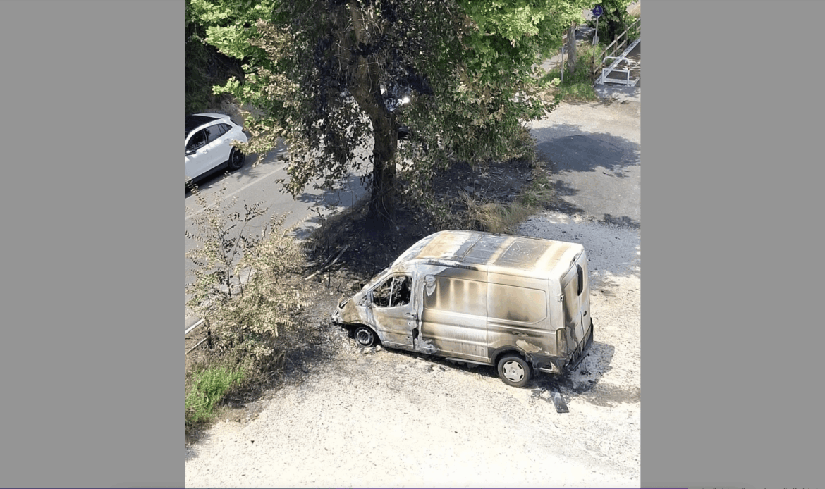 MENTANA - Incendio nella notte: furgone divorato dalle fiamme