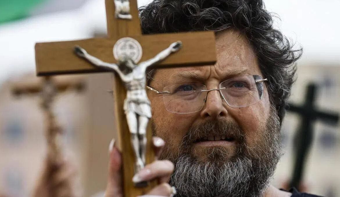 Truffa aggravata ed evasione fiscale: arrestato il giornalista Mario Adinolfi