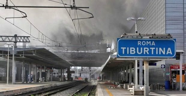 ROMA EST - Poliziotta si finge addetta del fast food e salva l'aspirante suicida alla stazione Tiburtina
