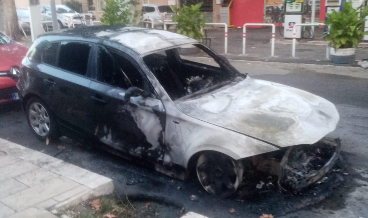GUIDONIA - Auto in fiamme nel Centro abitato