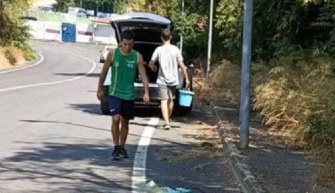 FONTE NUOVA - Un gruppo di ragazzi ripulisce via Gioberti