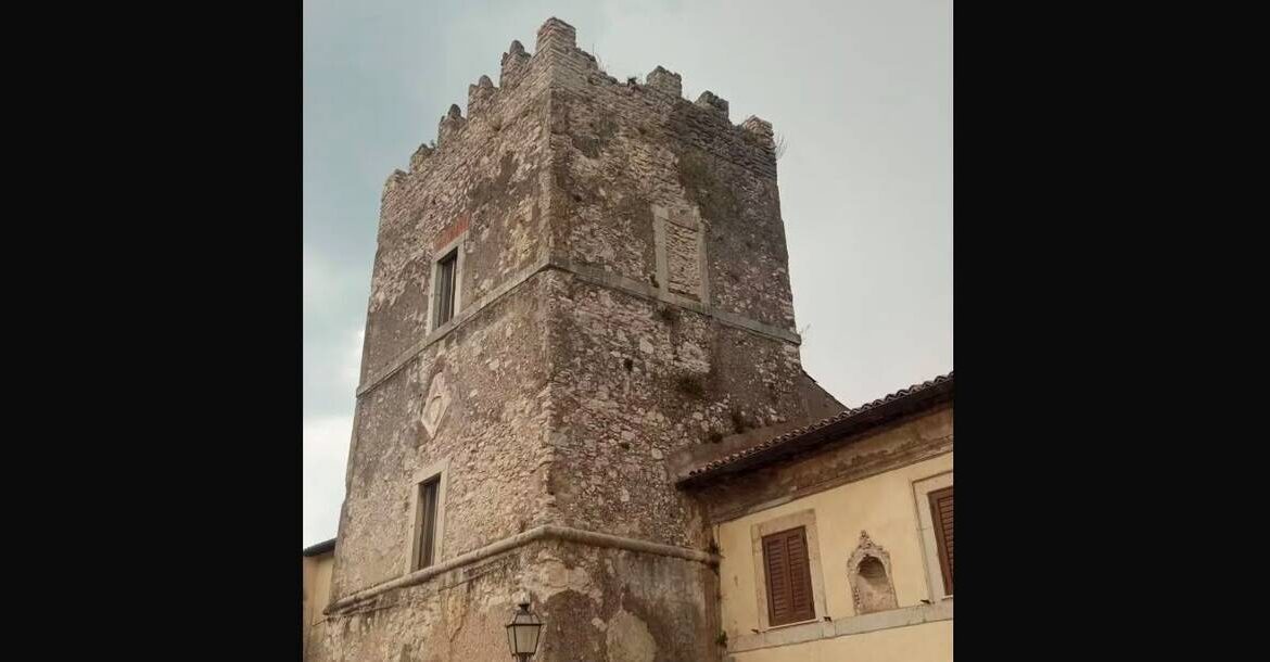 LICENZA - Fulmine colpisce la Torre Baronale Orsini