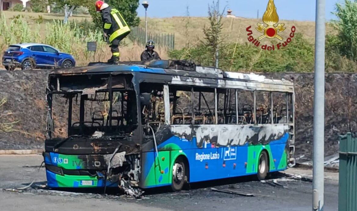 VALMONTONE – Incendio di un autobus a metano