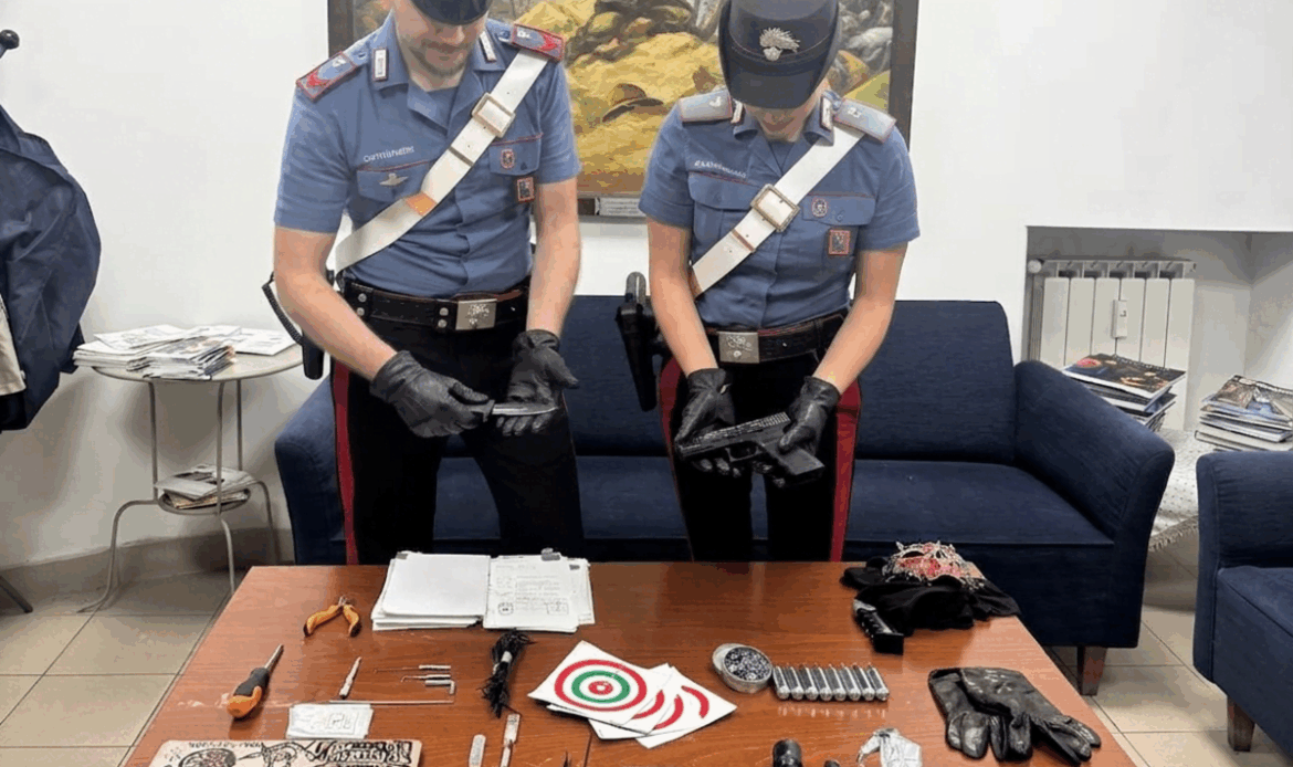 ROMA - Entra armato in un coffee shop e semina il panico