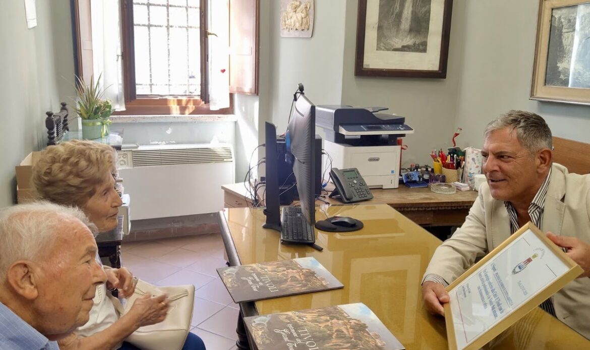 TIVOLI -  Il sindaco Innocenzi premia i 61 anni del Bar Tabacchi Mundial 90