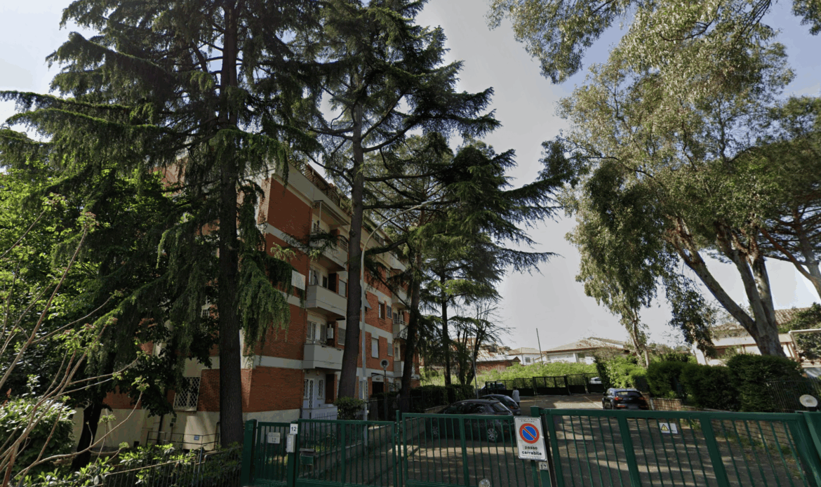 ROMA EST - Spari in casa: morti padre, madre e figlia