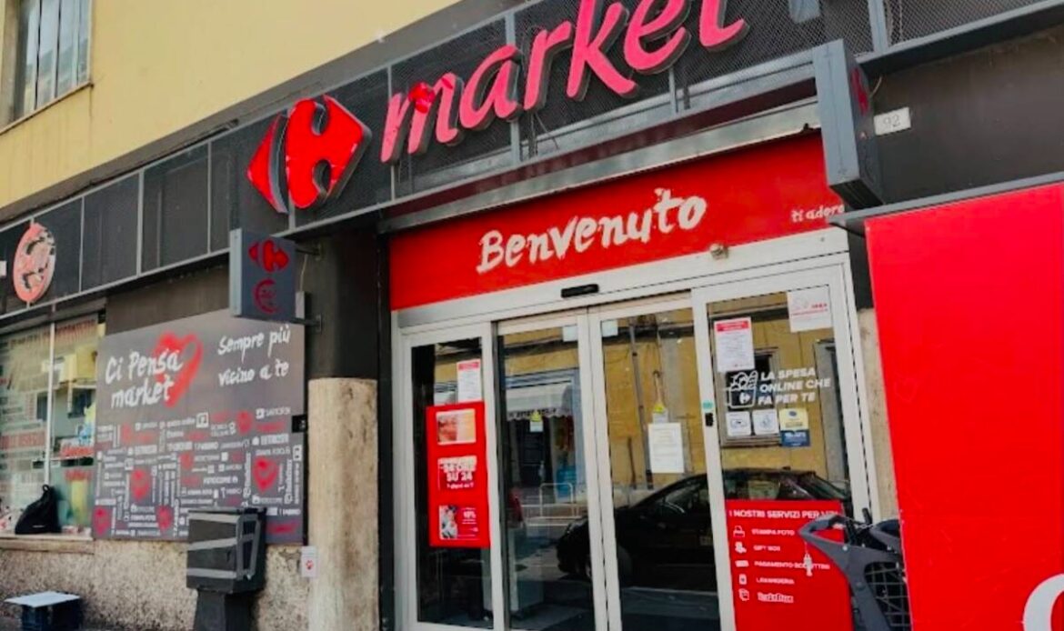 Ingresso del supermercato Carrefour di via Tomei a Tivoli.