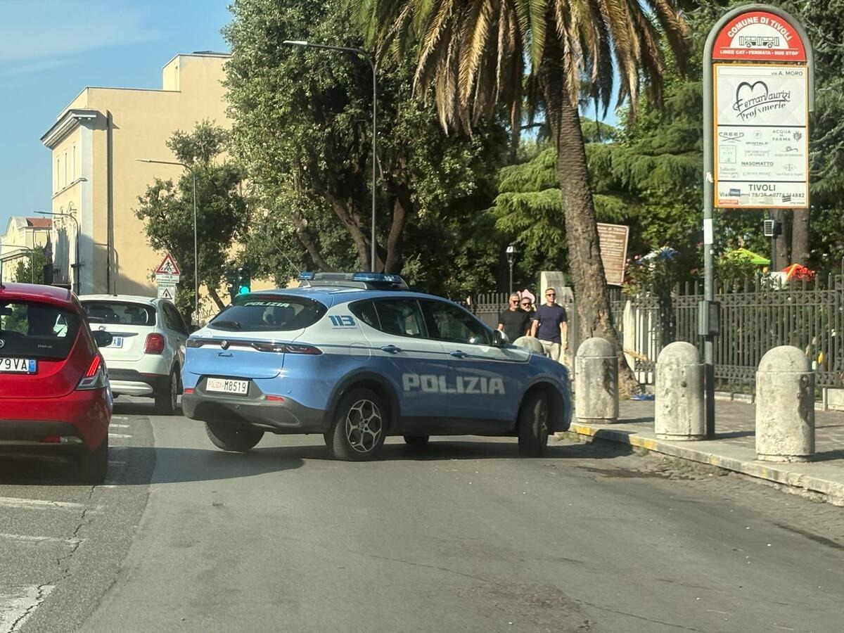 Auto della Polizia nei pressi di piazza Garibaldi a Tivoli durante le ricerche della 51enne.