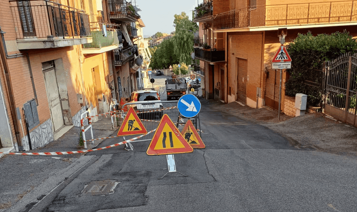 CAPENA - L'asfalto frana per un guasto alla fogna: area transennata
