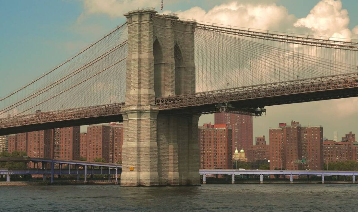 NEW YORK- Si arrampica sul ponte di Brooklyn e si lancia nel vuoto