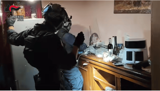 MONTEROTONDO – Spaccio nella casa popolare occupata: i 3 pusher liberi