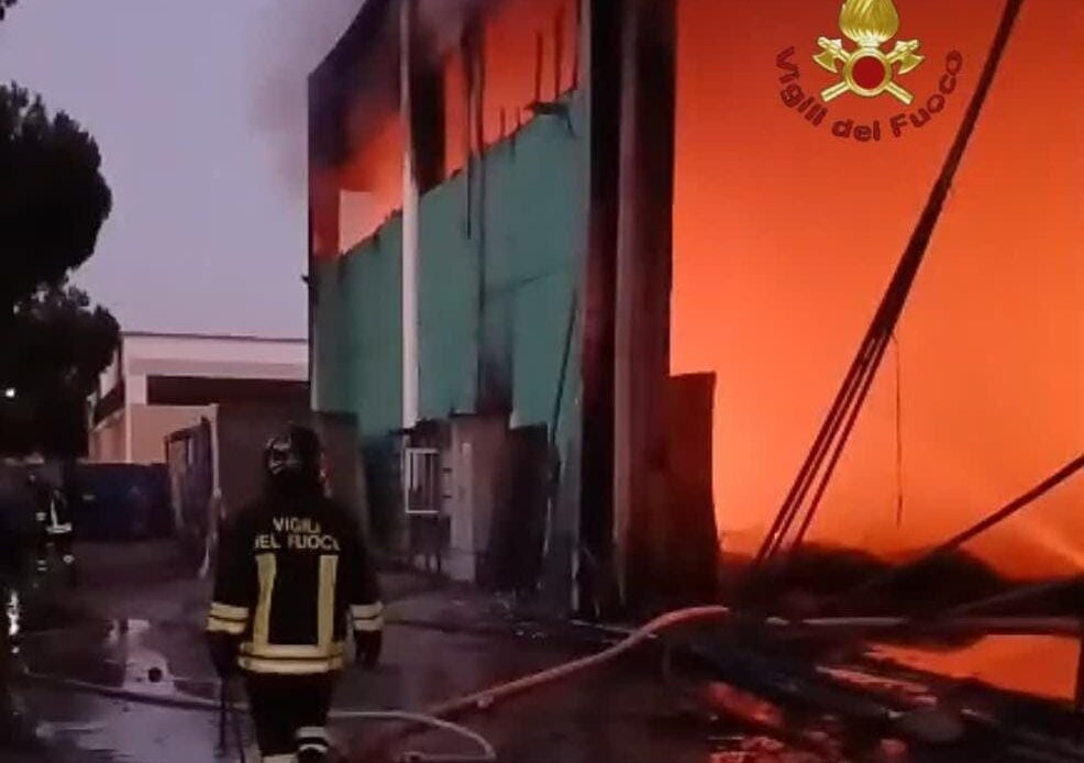 GUIDONIA - Incendio nel capannone per lo stoccaggio di legno