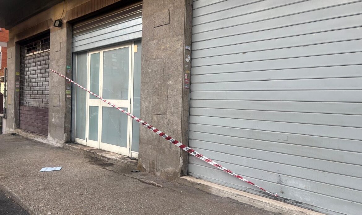 GUIDONIA - Panificio in fiamme nella notte