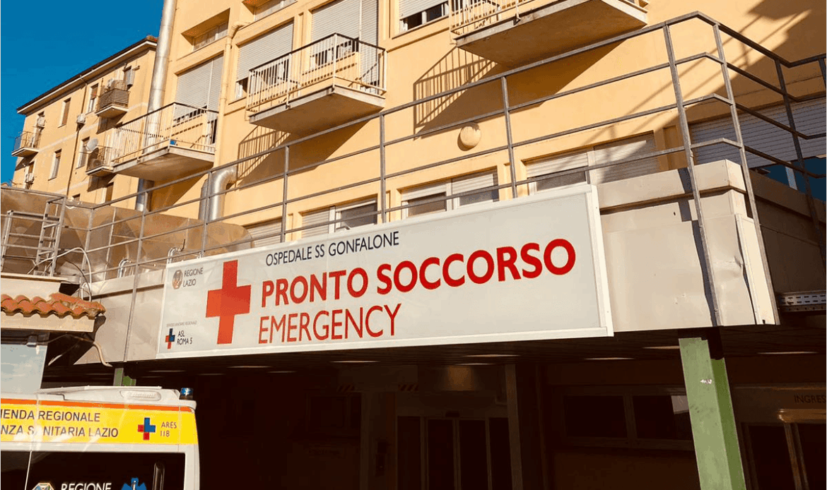 MONTEROTONDO - Paziente esagitato picchia sanitari e carabinieri: caos al pronto soccorso
