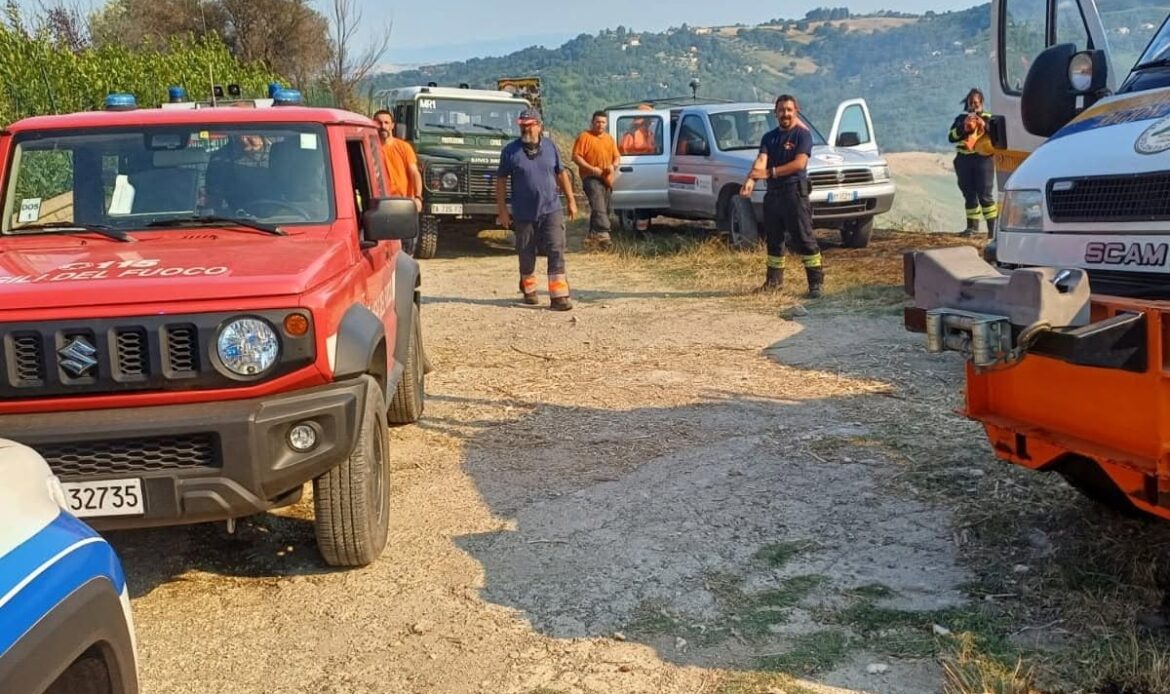 FONTE NUOVA - Bruciano sterpaglie e alberi nel Parco Trentani