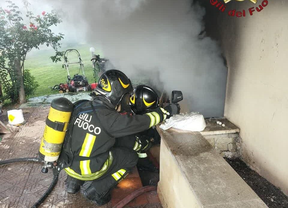 GUIDONIA - Fiamme nella cantina di legno, paura in villa