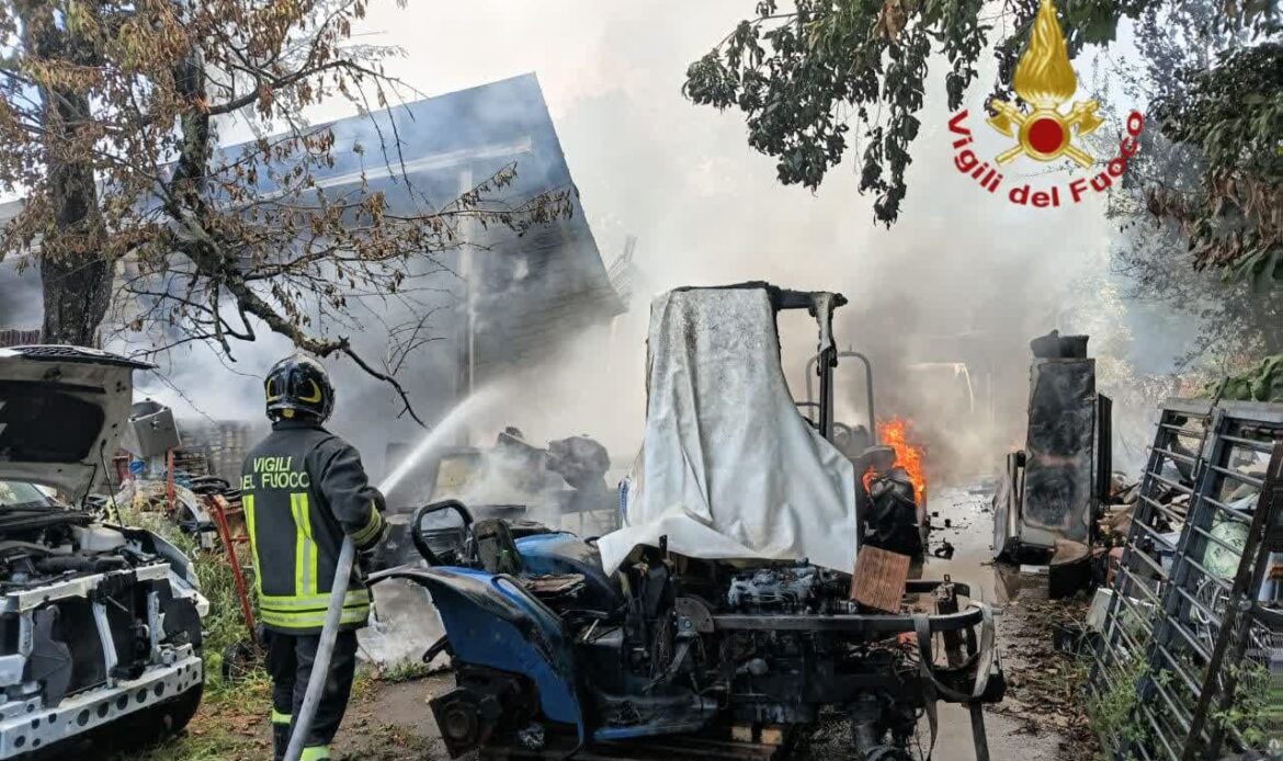 VALMONTONE - In fiamme il rimessaggio: distrutti camper, barche e macchinari agricoli