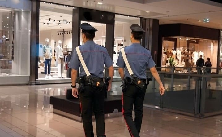 Ladri al Centro commerciale rubano 79 confezioni di cosmetici