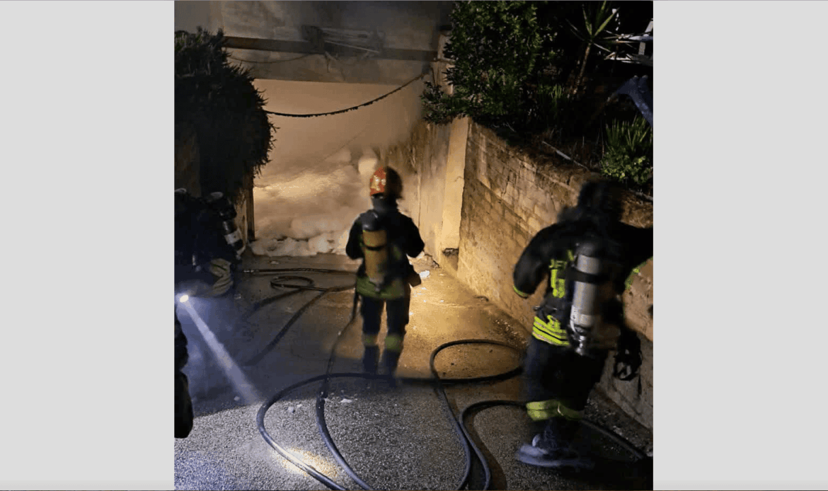 ROMA EST - Incendio nel garage, due auto ridotte a carcasse