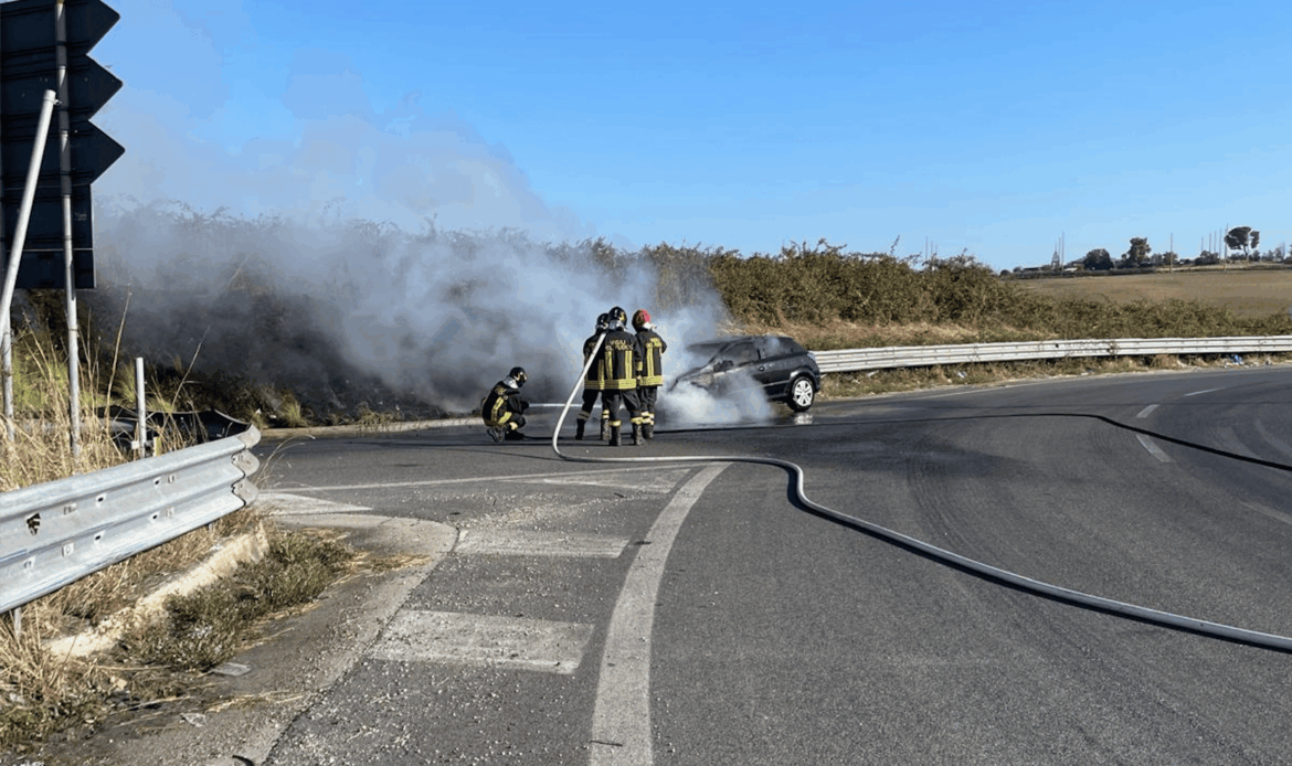 GUIDONIA - Auto a gas in fiamme sulla