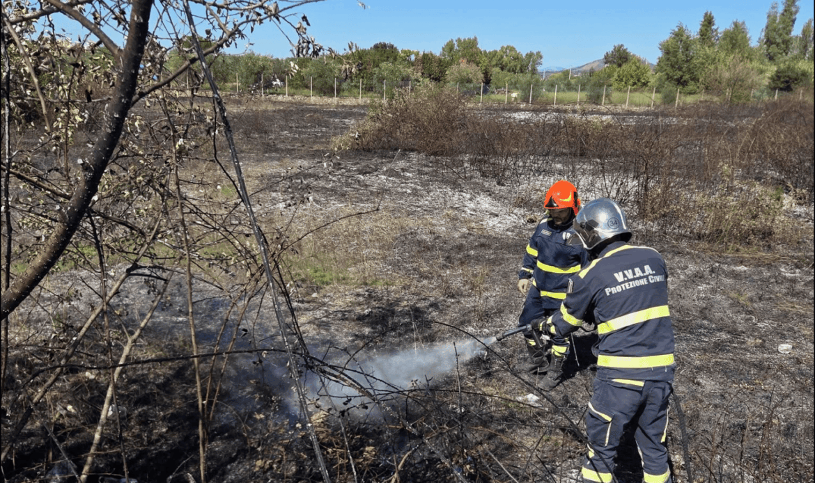 TIVOLI TERME - Sterpaglie in fiamme vicino alla scuola