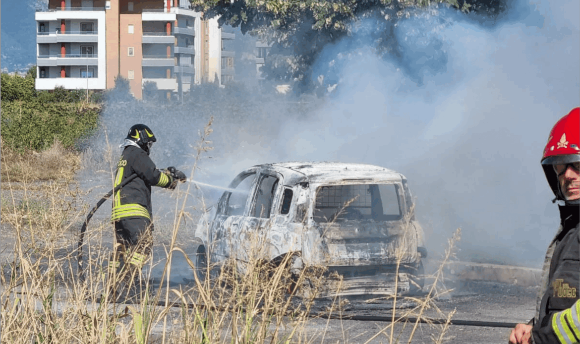 GUIDONIA - Auto in fiamme, paura davanti al Palasport