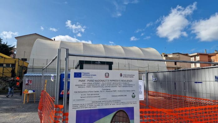 MORICONE - Un murale sulla parete del nuovo campo polivalente coperto