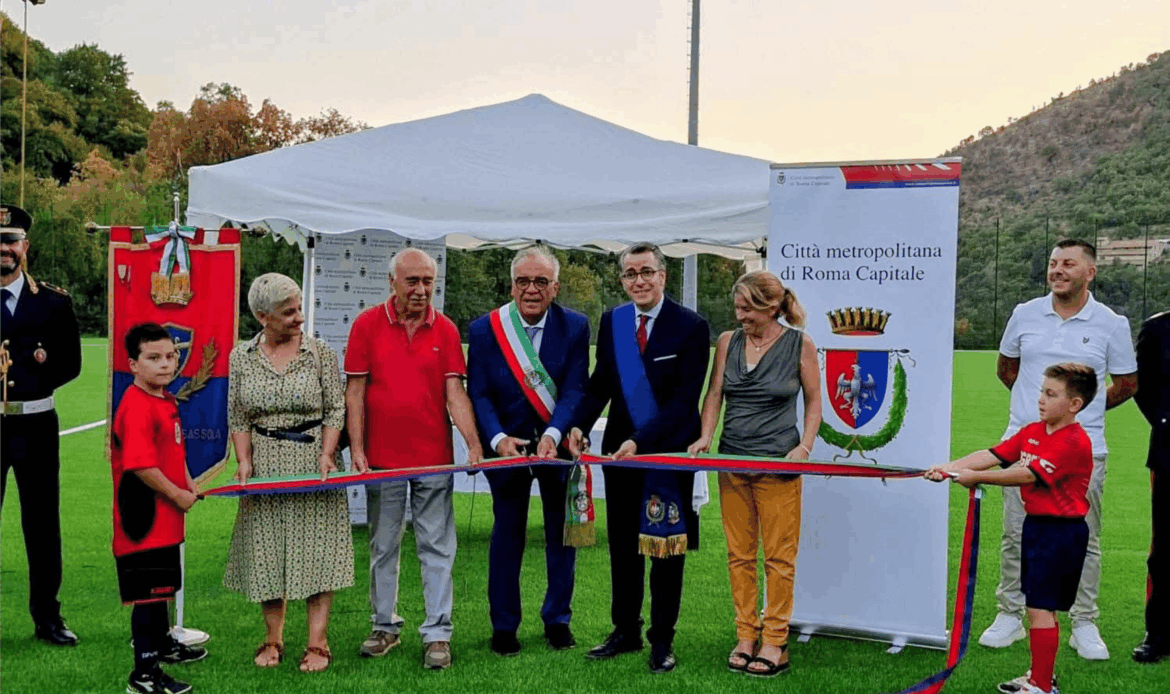 SAN GREGORIO DA SASSOLA – Ora al campo di calcio si gioca sul manto d'erba sintetica