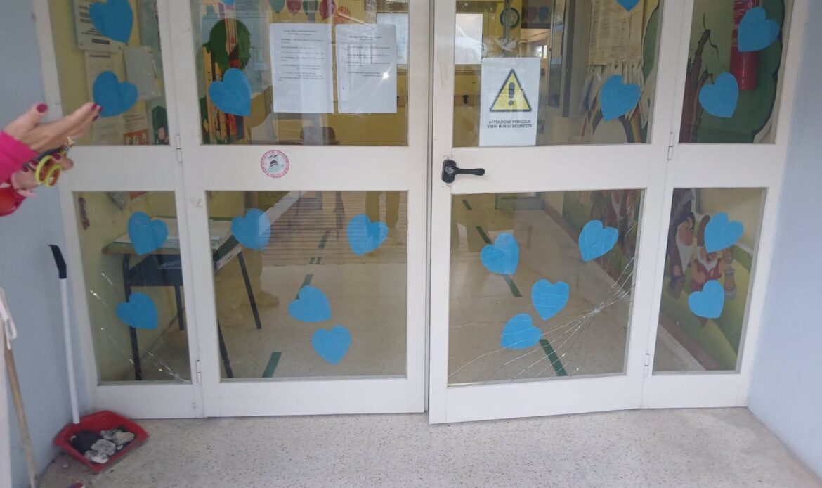 CASTEL MADAMA - Lancio di pietre contro le vetrate della scuola materna
