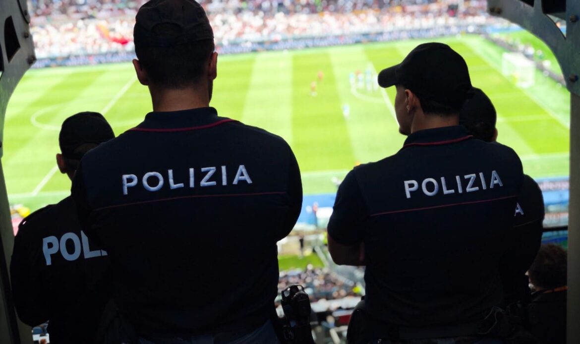 Saluti romani in Curva Sud: Daspo per 16 tifosi giallorossi
