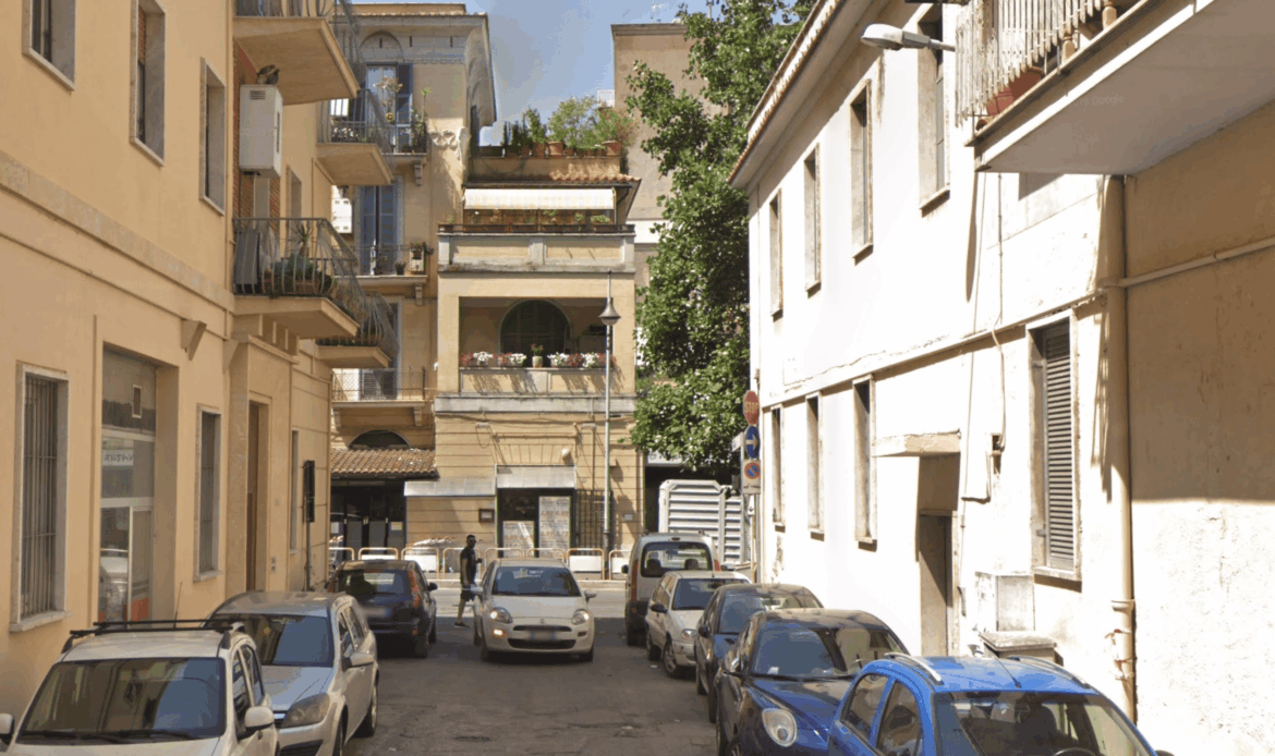 TIVOLI - Sosta selvaggia davanti al portone: il Comune fa installare i parapedonali