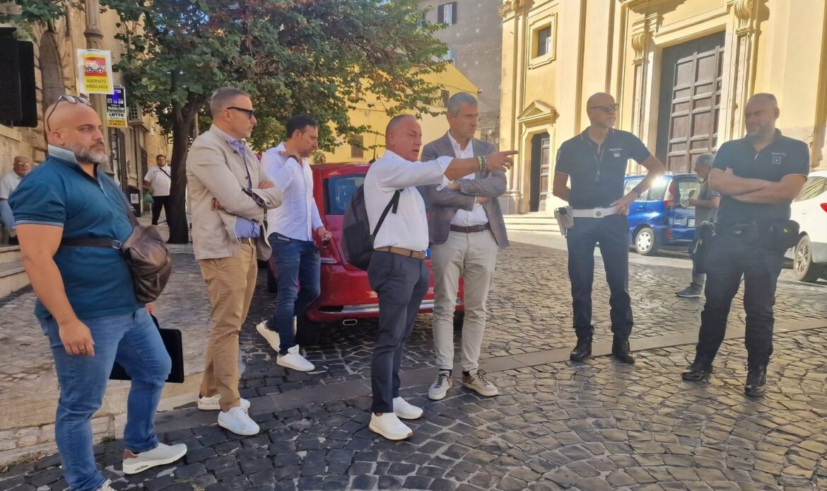 MONTECELIO - Sosta selvaggia in piazza, spunta l’idea della Ztl