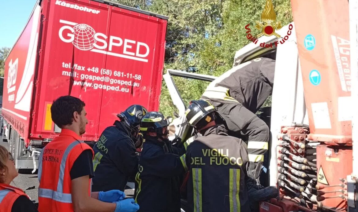 MONTELIBRETTI - Camion con braccio tampona tir: un ferito