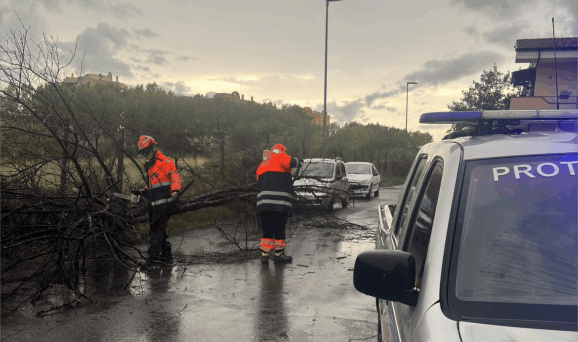 GUIDONIA - Allerta Meteo, sottopasso allagato e rami spezzati