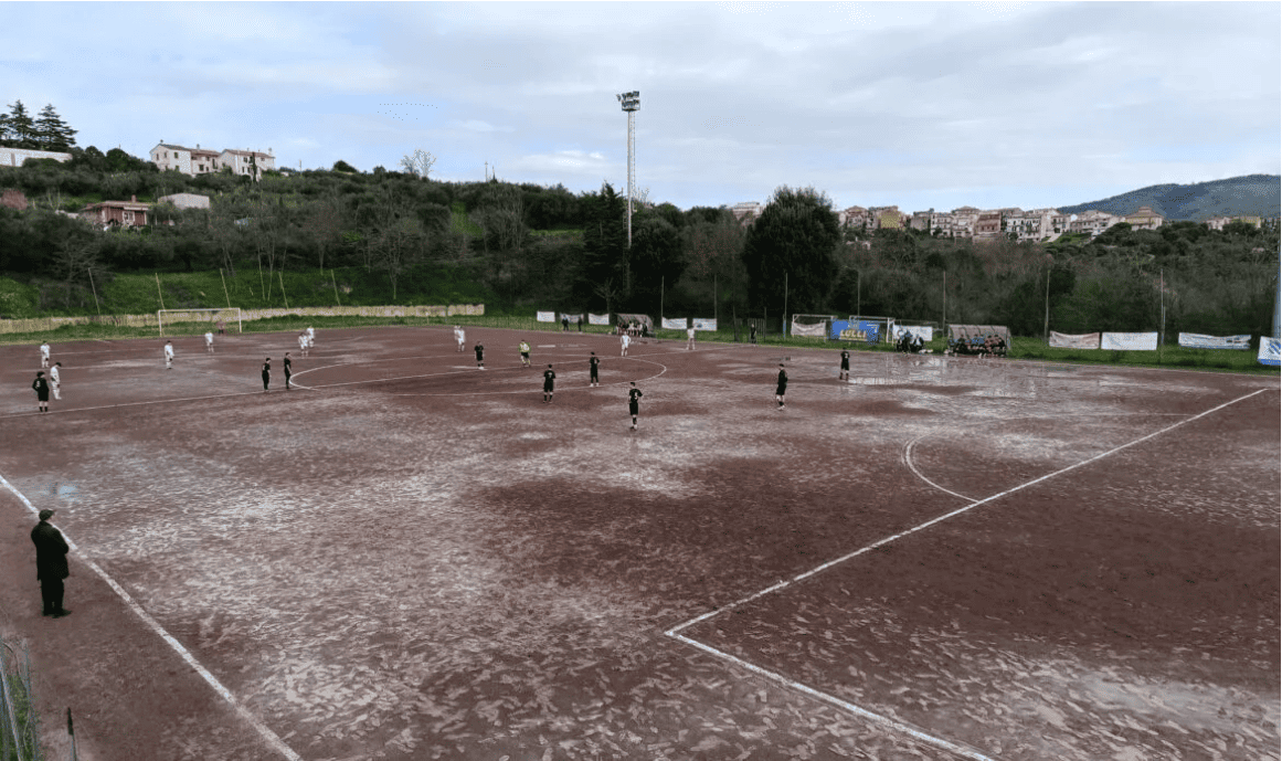 MONTELIBRETTI - Addio campo di pozzolana, si inaugura il manto in erba sintetica