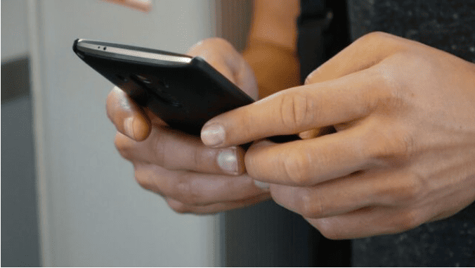 GUIDONIA - Ruba un cellulare e reagisce ai poliziotti: tunisino arrestato