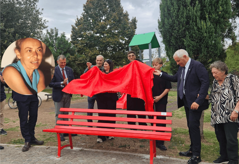 GUIDONIA - Inaugurata la Panchina Rossa al Parco Anna Bertucci