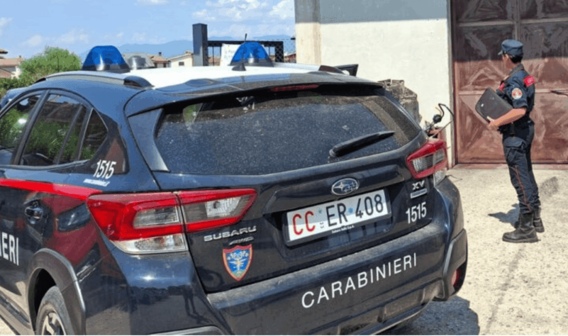 FIANO ROMANO – Pezzi d’auto accatastati nel terreno accanto all'officina: il sindaco ordina la bonifica