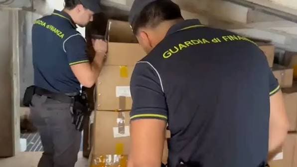 ROMA EST - Blitz nel magazzino delle 