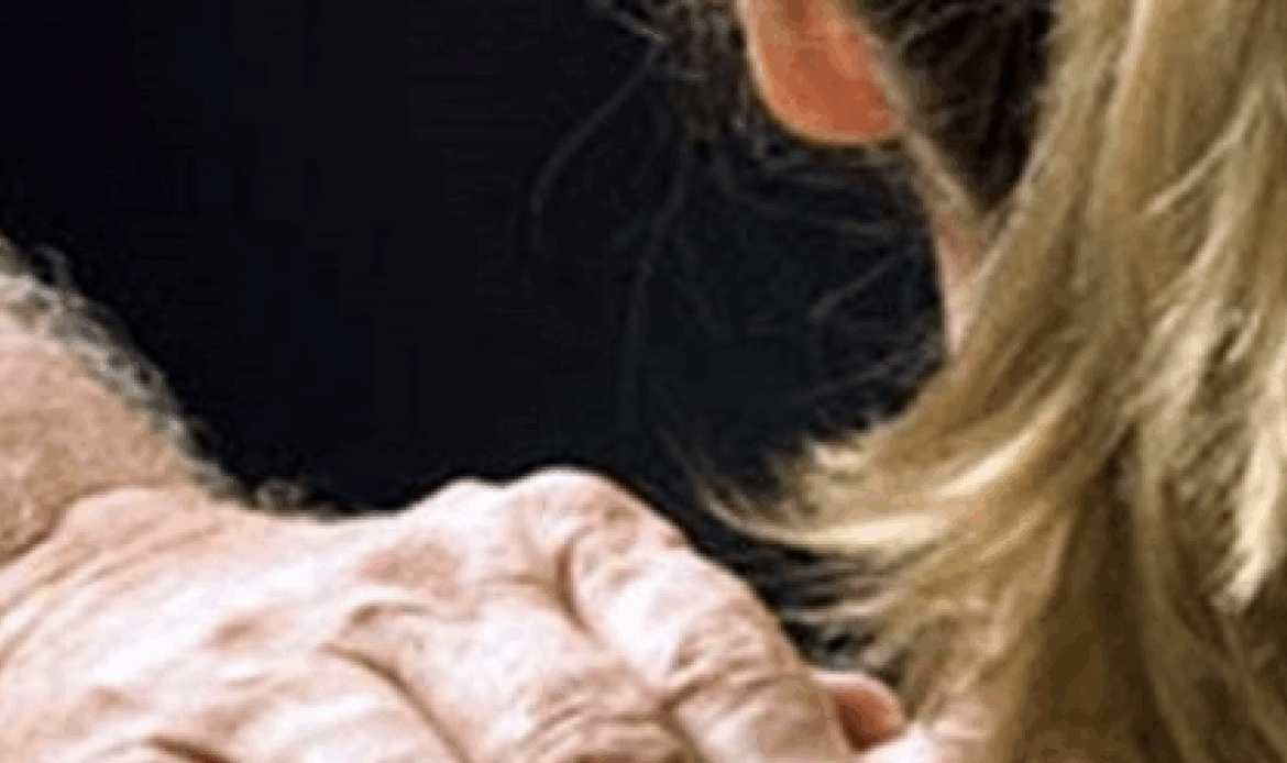 GUIDONIA - “Mi ha palpeggiato il seno”, la 12enne accusa l’87enne: arrestato
