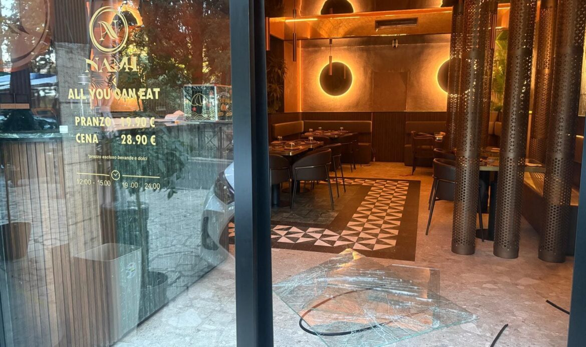TIVOLI - Spacca la vetrata e ruba le mance: ladro a segno al ristorante di sushi